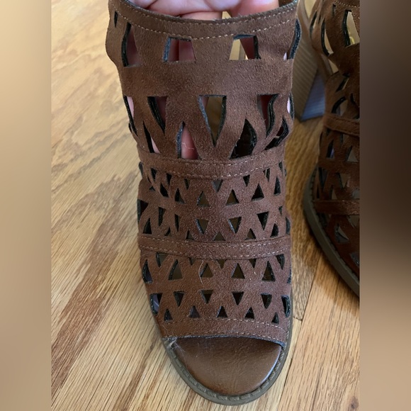 Soda-Brown Laser Cut Geometric Sandal Heels. size 10. - Picture 9 of 9